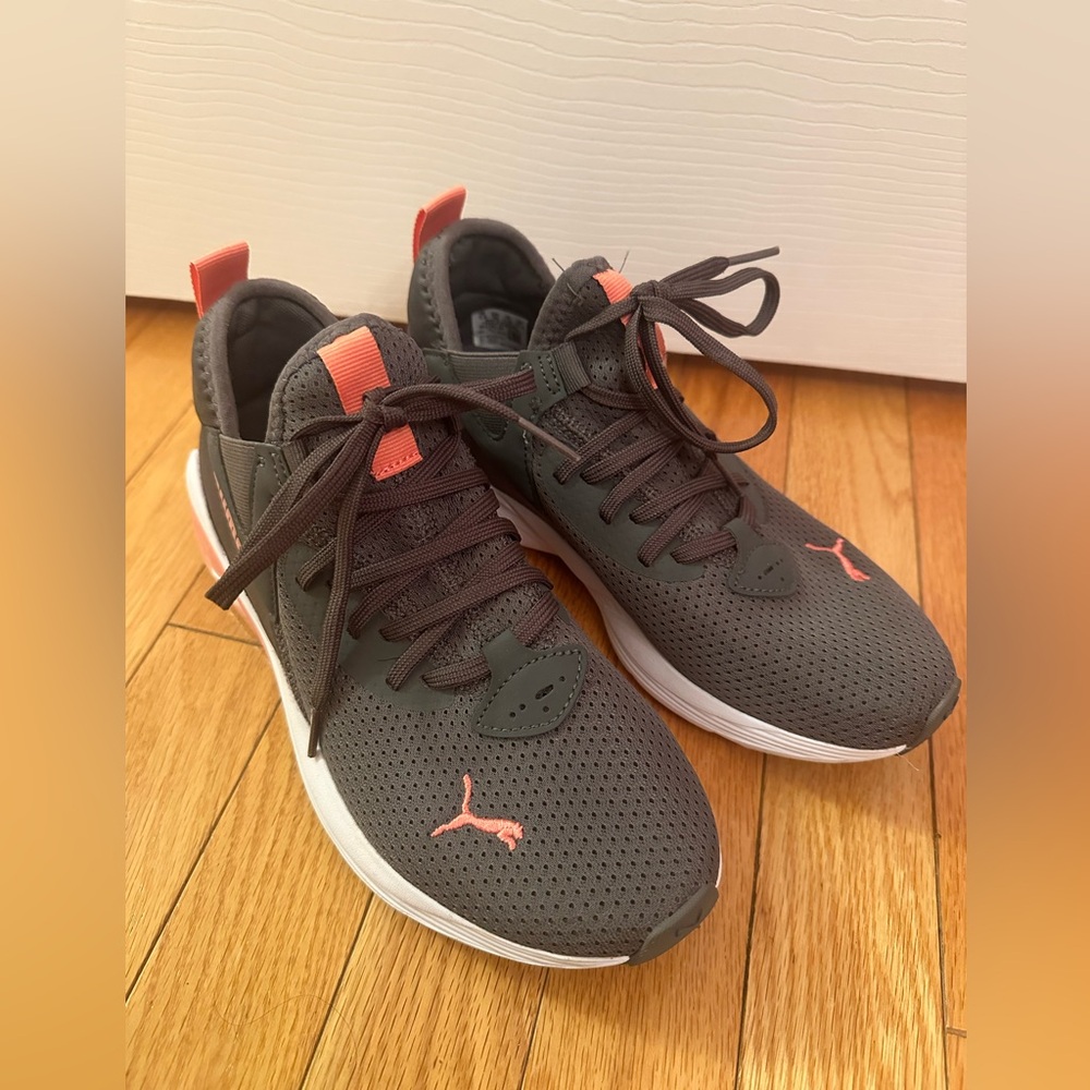 Girls Puma Sneakers  Cloud Foam size 4.5. LIKE NEW